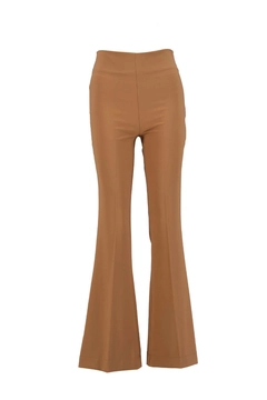 Una modella di abbigliamento all'ingrosso indossa STR10568 - Pants - Camel, vendita all'ingrosso turca di Pantaloni di Setre