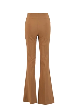 Een kledingmodel uit de groothandel draagt STR10568 - Pants - Camel, Turkse groothandel Broek van Setre
