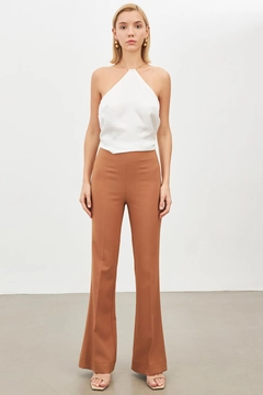 Bir model, Setre toptan giyim markasının STR10568 - Pants - Camel toptan Pantolon ürününü sergiliyor.