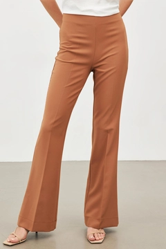 Ένα μοντέλο χονδρικής πώλησης ρούχων φοράει STR10568 - Pants - Camel, τούρκικο Παντελόνι χονδρικής πώλησης από Setre