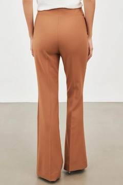 Ένα μοντέλο χονδρικής πώλησης ρούχων φοράει STR10568 - Pants - Camel, τούρκικο Παντελόνι χονδρικής πώλησης από Setre