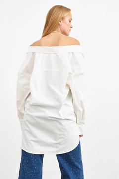 Bir model, Setre toptan giyim markasının str10866-tunic-ecru toptan Tunik ürününü sergiliyor.
