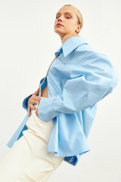 Bir model, Setre toptan giyim markasının str10803-tunic-baby-blue toptan Tunik ürününü sergiliyor.
