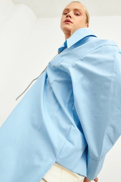 Ένα μοντέλο χονδρικής πώλησης ρούχων φοράει str10803-tunic-baby-blue, τούρκικο τουνίκ χονδρικής πώλησης από Setre