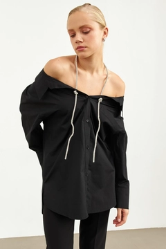 Bir model, Setre toptan giyim markasının str10997-tunic-black toptan Tunik ürününü sergiliyor.