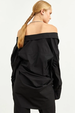 Una modella di abbigliamento all'ingrosso indossa str10997-tunic-black, vendita all'ingrosso turca di Tunica di Setre