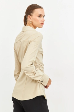 Una modella di abbigliamento all'ingrosso indossa str11030-shirt-beige, vendita all'ingrosso turca di Camicia di Setre