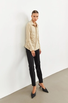 Veleprodajni model oblačil nosi str11030-shirt-beige, turška veleprodaja Majica od Setre