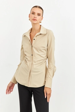 Een kledingmodel uit de groothandel draagt str11030-shirt-beige, Turkse groothandel Shirt van Setre