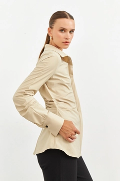 Una modelo de ropa al por mayor lleva str11030-shirt-beige, Camisa turco al por mayor de Setre