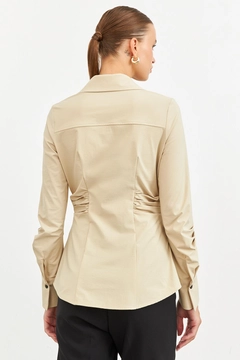 Una modella di abbigliamento all'ingrosso indossa str11030-shirt-beige, vendita all'ingrosso turca di Camicia di Setre