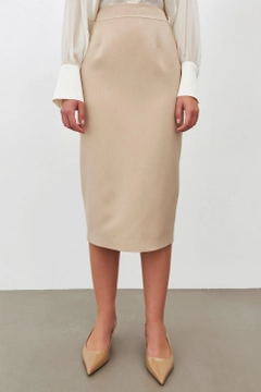 Ένα μοντέλο χονδρικής πώλησης ρούχων φοράει str11177-skirt-beige, τούρκικο Φούστα χονδρικής πώλησης από Setre