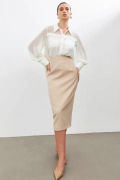 Bir model, Setre toptan giyim markasının str11177-skirt-beige toptan Etek ürününü sergiliyor.