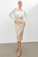 Una modella di abbigliamento all'ingrosso indossa str11177-skirt-beige, vendita all'ingrosso turca di  di 