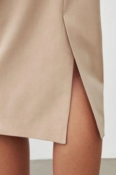 Bir model, Setre toptan giyim markasının str11177-skirt-beige toptan Etek ürününü sergiliyor.