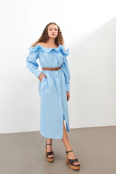 Bir model, Setre toptan giyim markasının str11189-dress-blue toptan Elbise ürününü sergiliyor.