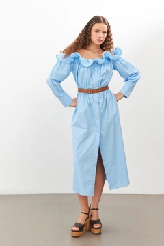 Bir model, Setre toptan giyim markasının str11189-dress-blue toptan Elbise ürününü sergiliyor.