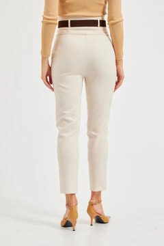 Ένα μοντέλο χονδρικής πώλησης ρούχων φοράει str11120-trousers-beige, τούρκικο Παντελόνι χονδρικής πώλησης από Setre