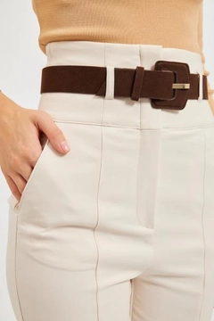Un mannequin de vêtements en gros porte str11120-trousers-beige, Pantalon en gros de Setre en provenance de Turquie