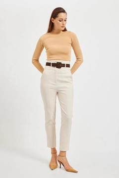 Una modella di abbigliamento all'ingrosso indossa str11120-trousers-beige, vendita all'ingrosso turca di Pantaloni di Setre