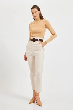 Bir model, Setre toptan giyim markasının str11120-trousers-beige toptan Pantolon ürününü sergiliyor.
