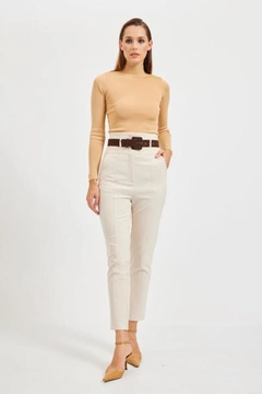 Ein Bekleidungsmodell aus dem Großhandel trägt str11120-trousers-beige, türkischer Großhandel Hose von Setre
