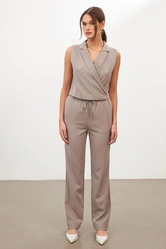 Bir model, Setre toptan giyim markasının str11277-suit-with-trousers-grey toptan Takım ürününü sergiliyor.