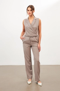 Bir model, Setre toptan giyim markasının str11277-suit-with-trousers-grey toptan Takım ürününü sergiliyor.