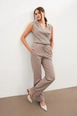 Bir model,  toptan giyim markasının str11277-suit-with-trousers-grey toptan  ürününü sergiliyor.