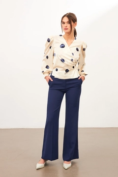 Bir model, Setre toptan giyim markasının str11281-blouse-ecru-blue toptan Bluz ürününü sergiliyor.