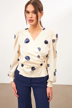 Una modelo de ropa al por mayor lleva str11281-blouse-ecru-blue, Blusa turco al por mayor de Setre