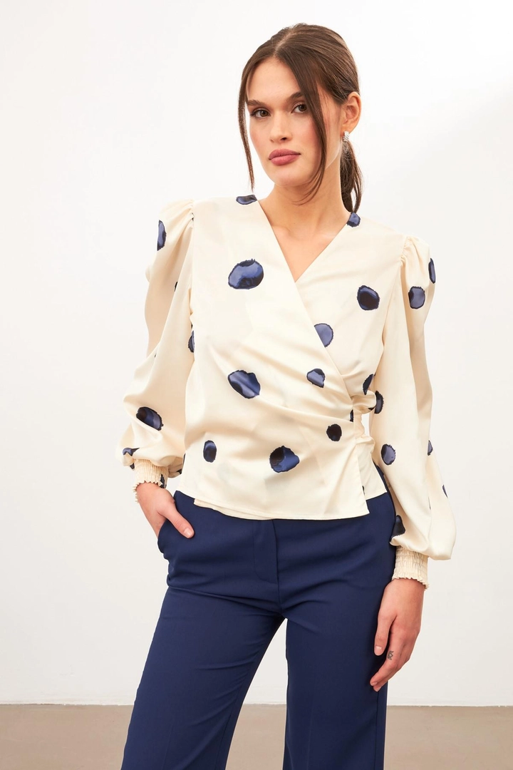Una modella di abbigliamento all'ingrosso indossa str11281-blouse-ecru-blue, vendita all'ingrosso turca di Camicetta di Setre