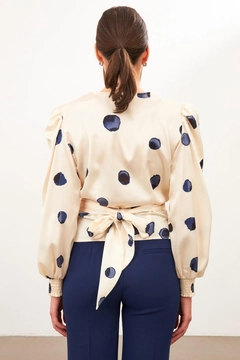 Bir model, Setre toptan giyim markasının str11281-blouse-ecru-blue toptan Bluz ürününü sergiliyor.
