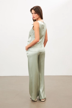 Bir model, Setre toptan giyim markasının str11282-blouse-water-green toptan Bluz ürününü sergiliyor.