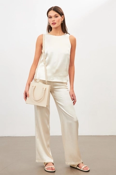 Ein Bekleidungsmodell aus dem Großhandel trägt str11284-blouse-cream, türkischer Großhandel Bluse von Setre