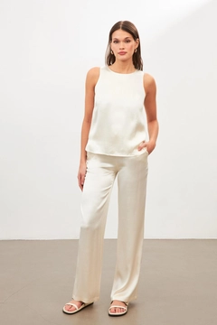 Bir model, Setre toptan giyim markasının str11284-blouse-cream toptan Bluz ürününü sergiliyor.