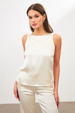 A wholesale clothing model wears str11284-blouse-cream, Turkish wholesale Blouse of Setre