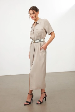 Ένα μοντέλο χονδρικής πώλησης ρούχων φοράει str11340-dress-dark-beige, τούρκικο Φόρεμα χονδρικής πώλησης από Setre