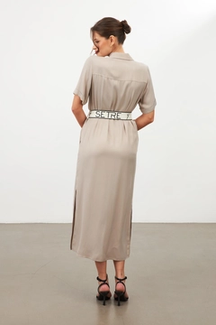 Una modelo de ropa al por mayor lleva str11340-dress-dark-beige, Vestido turco al por mayor de Setre