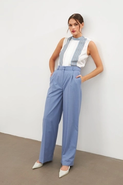 Una modella di abbigliamento all'ingrosso indossa str11341-trousers-blue, vendita all'ingrosso turca di Pantaloni di Setre