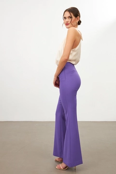 Ένα μοντέλο χονδρικής πώλησης ρούχων φοράει str11343-trousers-purple, τούρκικο Παντελόνι χονδρικής πώλησης από Setre