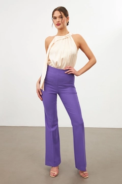 Een kledingmodel uit de groothandel draagt str11343-trousers-purple, Turkse groothandel Broek van Setre