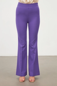Bir model, Setre toptan giyim markasının str11343-trousers-purple toptan Pantolon ürününü sergiliyor.