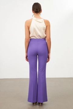 Bir model, Setre toptan giyim markasının str11343-trousers-purple toptan Pantolon ürününü sergiliyor.