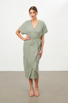 Bir model, Setre toptan giyim markasının str11355-dress-oil-green toptan Elbise ürününü sergiliyor.
