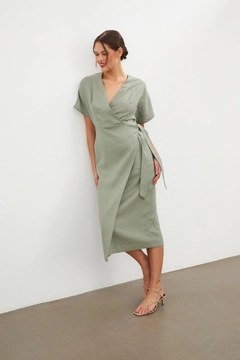 Bir model, Setre toptan giyim markasının str11355-dress-oil-green toptan Elbise ürününü sergiliyor.
