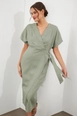 Ένα μοντέλο χονδρικής πώλησης ρούχων φοράει str11355-dress-oil-green, τούρκικο  χονδρικής πώλησης από 