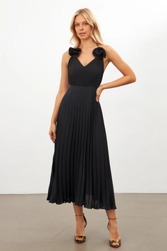 Bir model, Setre toptan giyim markasının str11397-dress-black toptan Elbise ürününü sergiliyor.