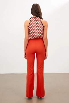 Una modelo de ropa al por mayor lleva str11307-trousers-coral-color, Pantalón turco al por mayor de Setre