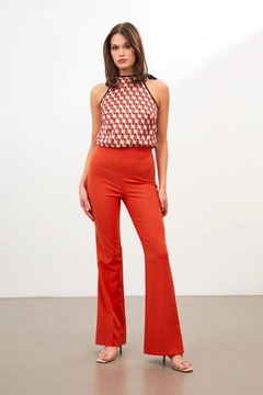 Bir model, Setre toptan giyim markasının str11307-trousers-coral-color toptan Pantolon ürününü sergiliyor.